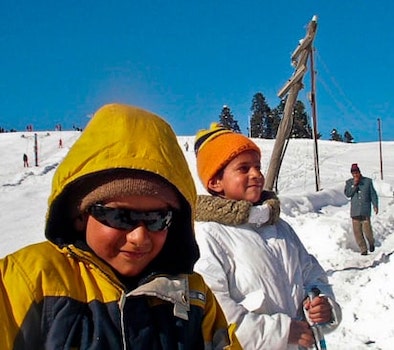 Shaw inn Gulmarg - Learn to ski - Kashmir